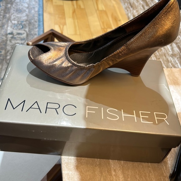 Marc Fisher size 10 bronze wedges - Picture 2 of 9